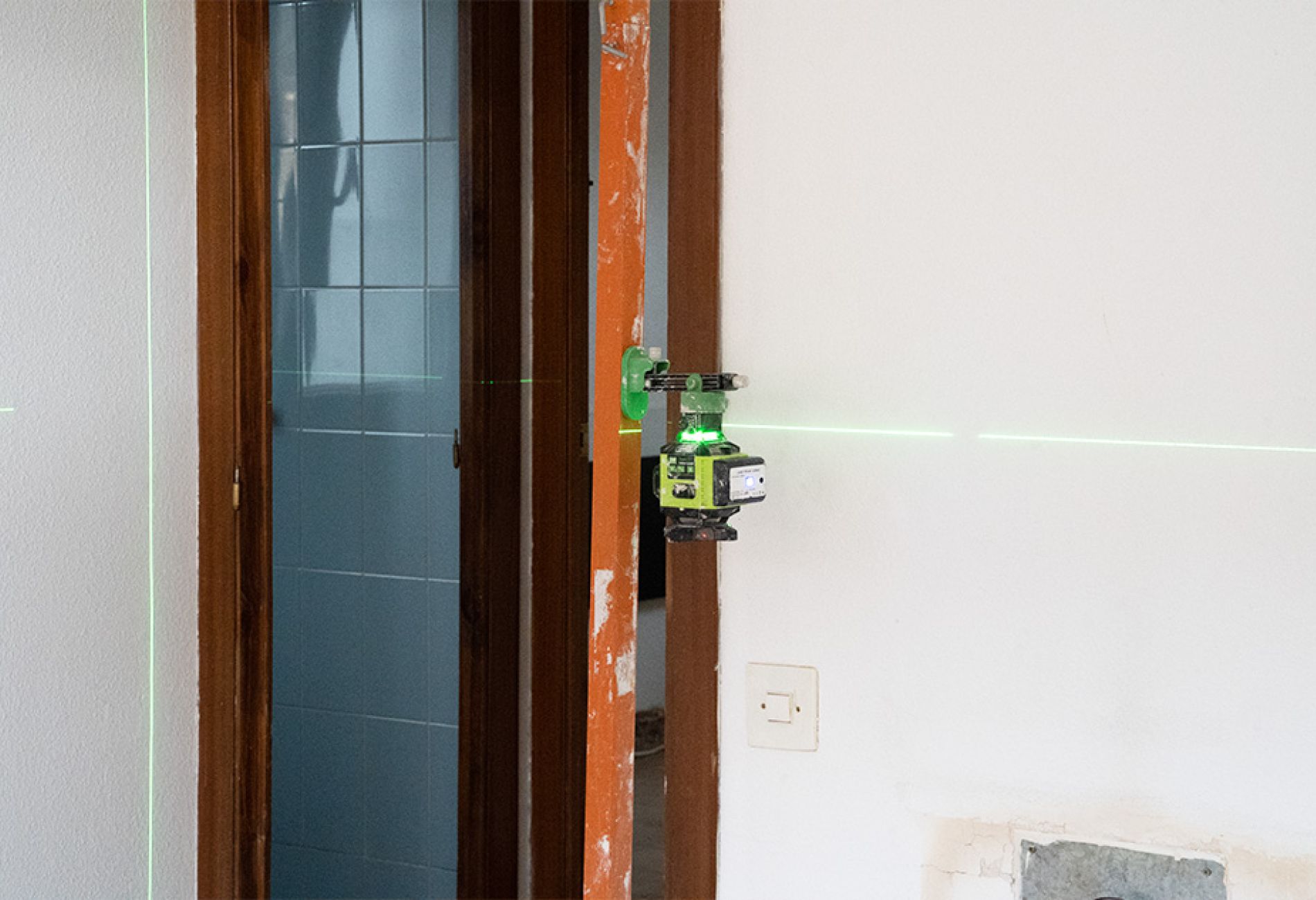 imagen trabajando Alex reformas baño