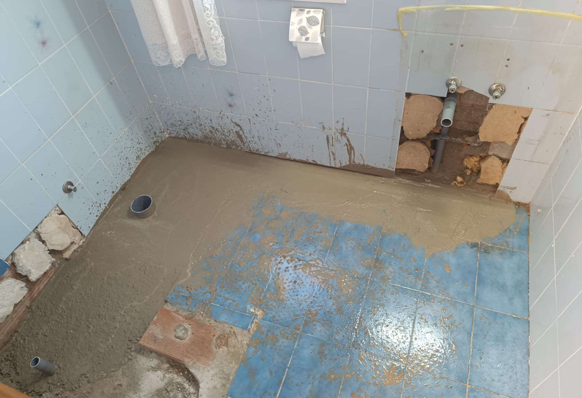 imagen trabajando Alex reforma en casa