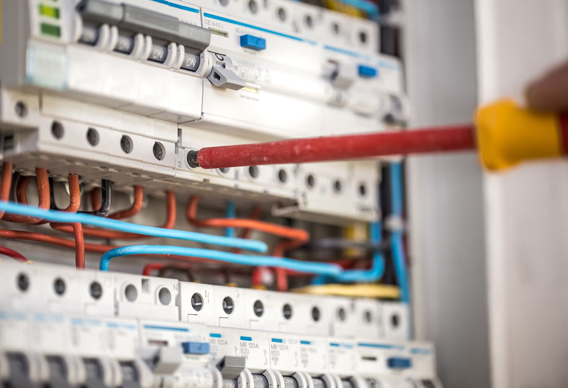 imagen trabajando Alex reformas instalacion electrica