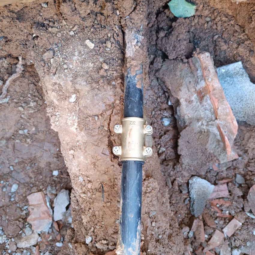 imagen tubería arreglada entre tierra