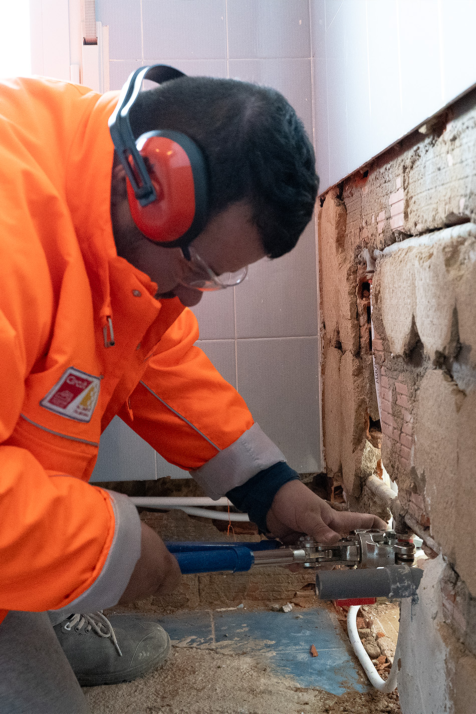 profesional arreglando tuber&iacute;a